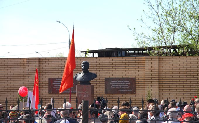 Сергей Меняйло и Андрей Травников прокомментировали установку памятника Сталину