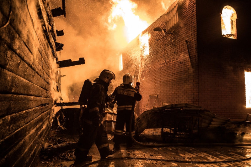 Огонь на площади 500 кв. м: крупный пожар в частном секторе Новосибирска