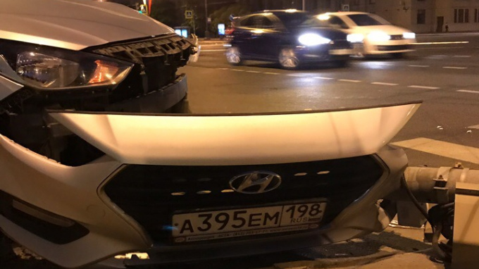 На Московском такси на пешеходном переходе снесло светофор