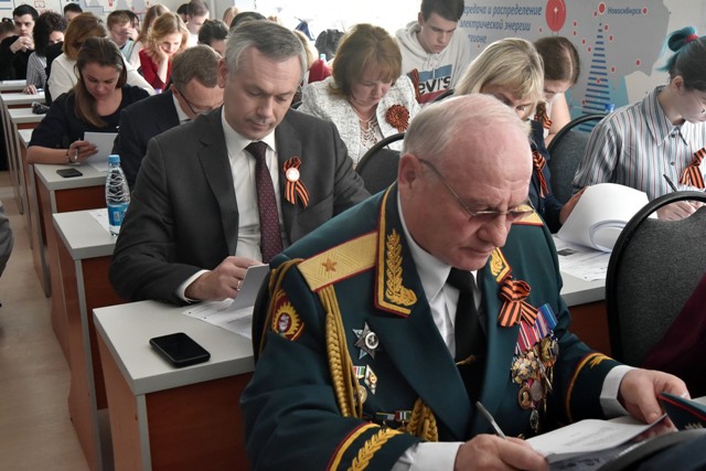 Губернатор Андрей Травников вместе с новосибирцами написал «Диктант Победы»