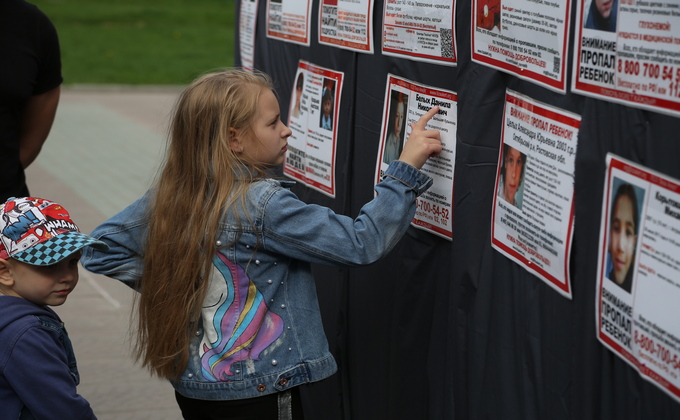 Портреты пропавших детей появились в Нарымском сквере