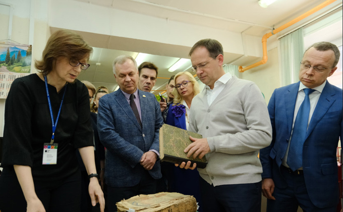 Министр Мединский вручил библиотекам Новосибирска сертификаты на новое оборудование