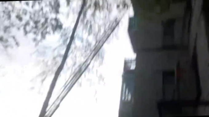 Видео: на Авангардной жители пожаловались на обрушение балкона
