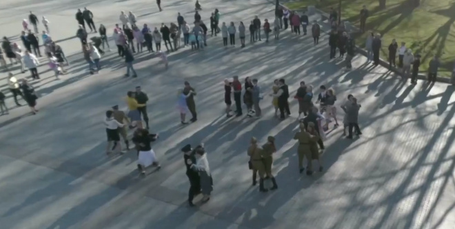 Видео: выборжане закружились в танце на Балу Победы