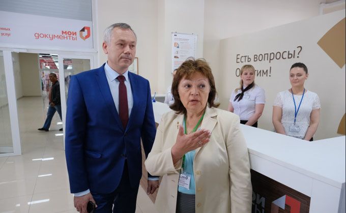 Губернатор Андрей Травников проверил работу нового МФЦ в Кировском районе