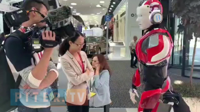 На ПМЭФ китайская съёмочная группа не нашла общий язык с русским роботом