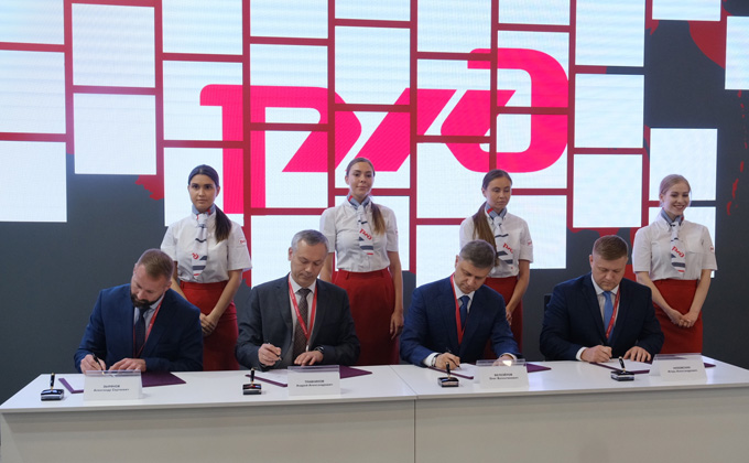 Губернатор Травников подписал первые соглашения в рамках Петербургского экономического форума