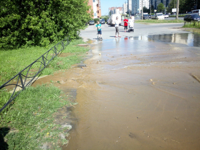 На проспекте Энтузиастов из-под земли забила ржавая горячая вода: фото