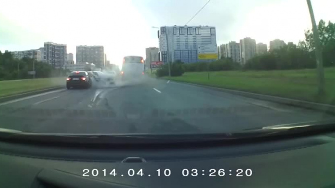 Видео: на улице Оптиков автомобиль вылетел на обочину после столкновения с автобусом