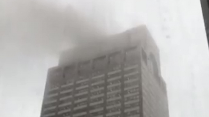 В центре Нью-Йорка упал вертолёт: есть погибшие